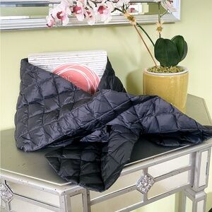 NWT duvet packable scarf. Unisex